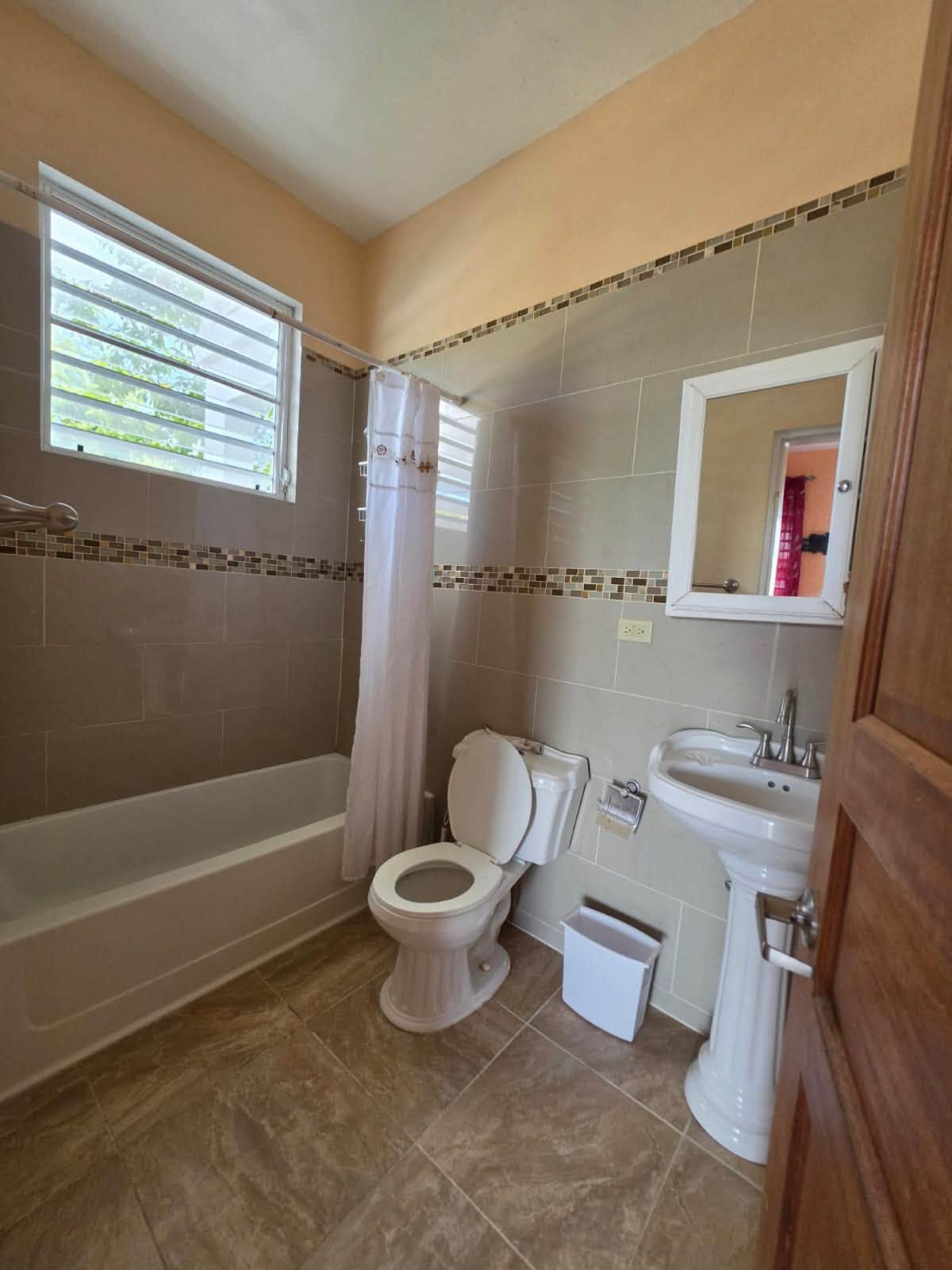 MK - FULLY FURNISHED 1-BEDROOM APARTMENT IN SPOONERS - Image 2