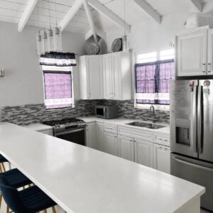 MK - SPACIOUS 2-BEDROOM APARTMENT AVAILABLE IN EAST END